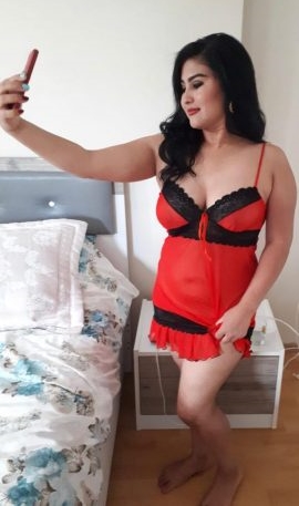 Alev-alev beyaz tenli bayan Müge