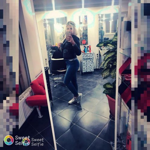 Alev-alev evinde buluşan hanım Gülsen