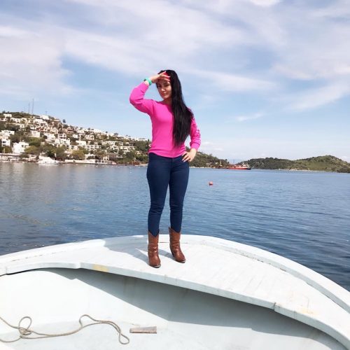 Alev-alev evinde buluşan hanım Gülsen