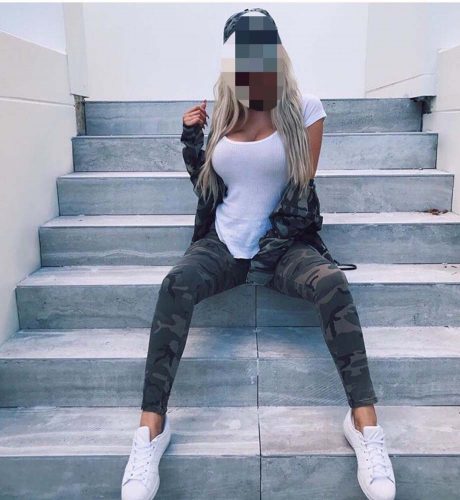 Benzersiz beyaz tenli kadın Arife