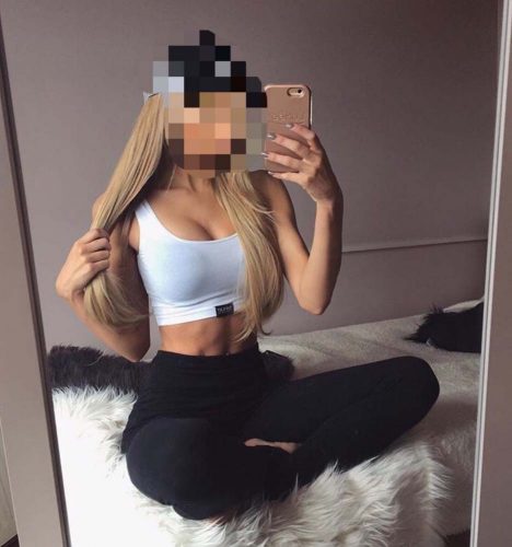 Benzersiz beyaz tenli kadın Arife