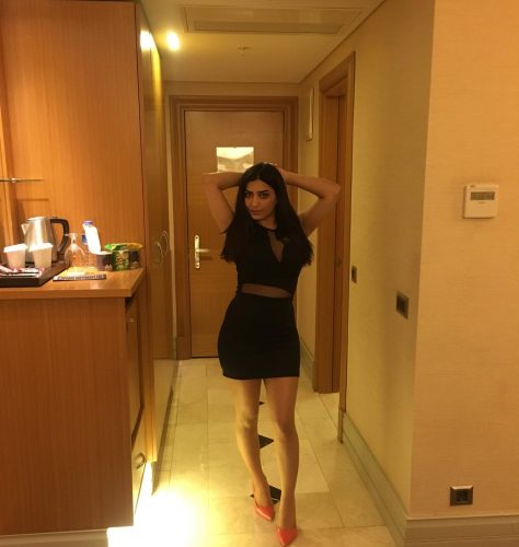 Beslenme Bölgesindeki Bakımlı Genç Kız: 84 Kg, 163 Cm