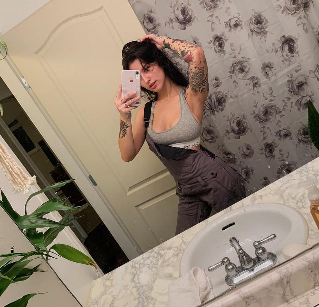 Çekici fatezi yapan kadın Ateş