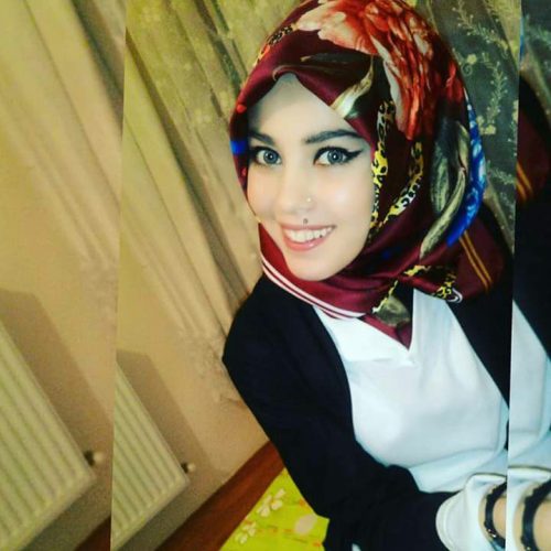 Cıvıl-cıvıl kaprissiz bayan Ayfer