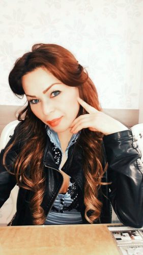 Cıvıl-cıvıl masaj yapan kadın özgül