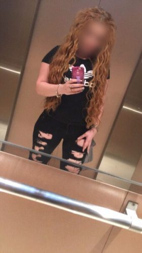 Etkileyici esmer kadın Ilkyaz