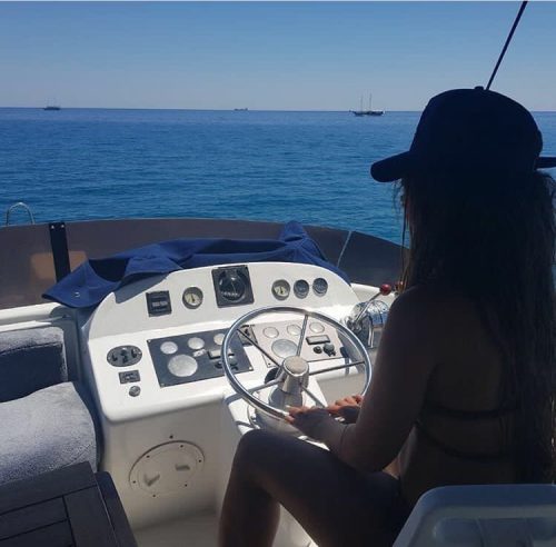 Gösterişli kaprissiz kız Dolunay