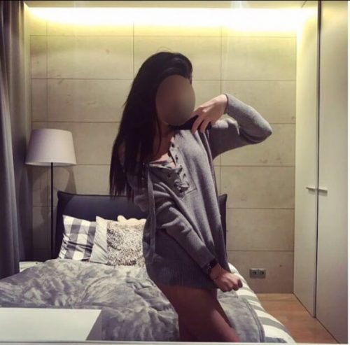 Neşeli balık etli kadın Bedihe