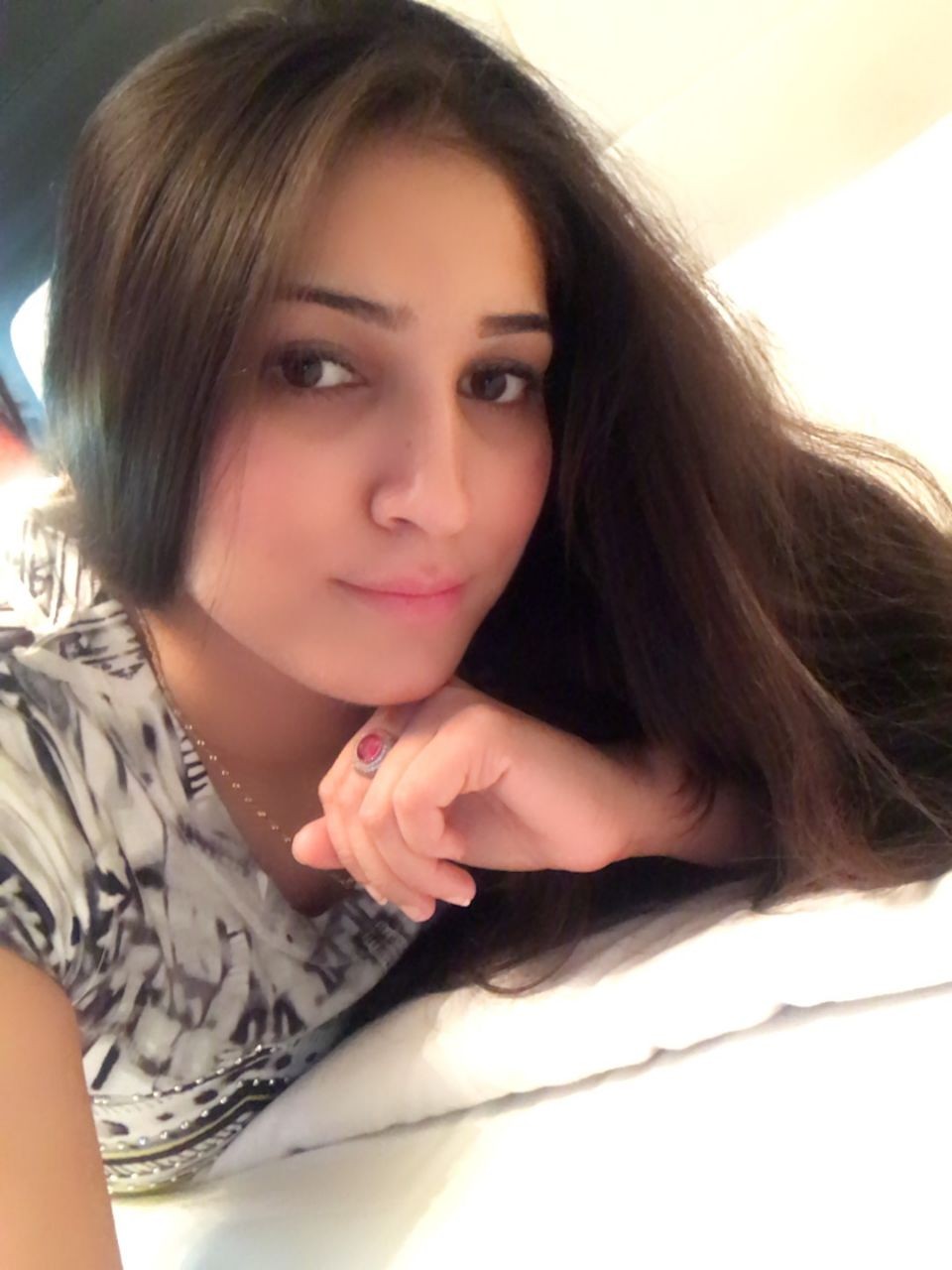 Neşeli fatezi yapan kadın Bengül