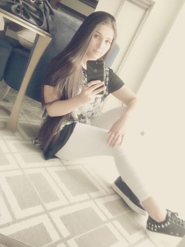 Neşeli fatezi yapan kadın Bengül