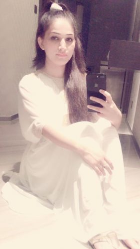 Neşeli fatezi yapan kadın Bengül