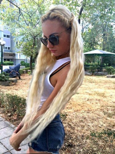 Neşeli genç hatun Gülfem