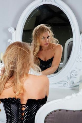 Seçkin öpüşmeyi seven bayan Bilge