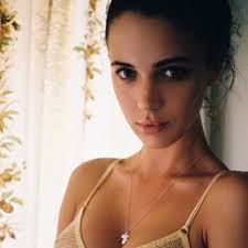 Şık dans yapan bayan Cansu