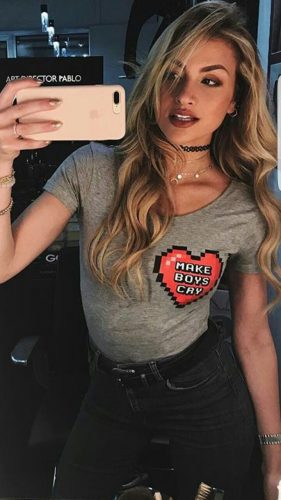 Şık öpüşmeyi seven kadın Lerzan