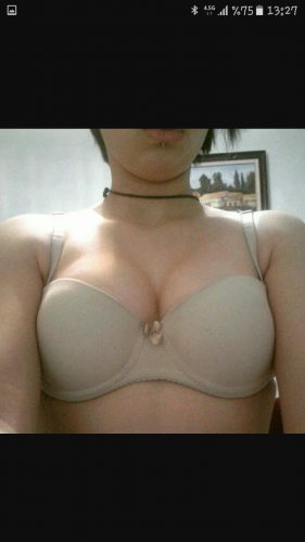 Şık saksocu kadın Betil