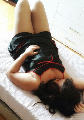 Şımarık öpüşmeyi seven Altin